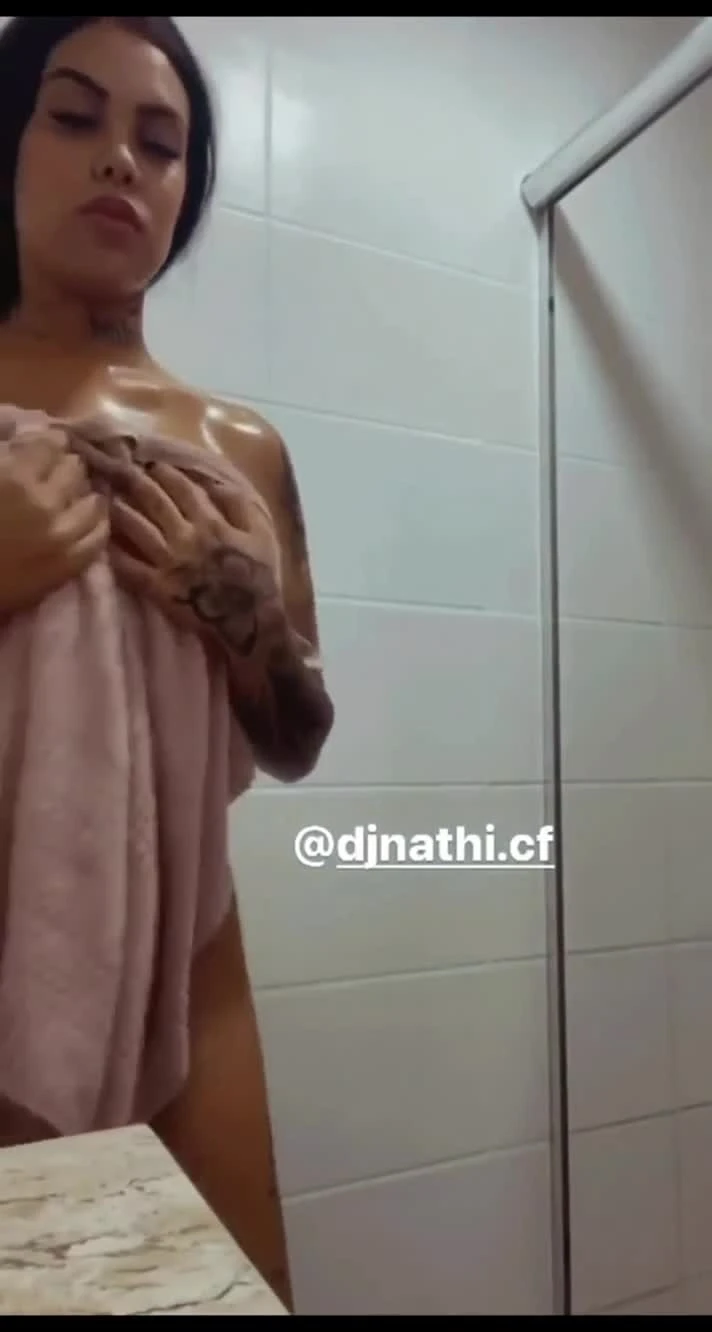 Vídeos picantes da DJ Nathi exibindo seu privacy em diferentes momentos