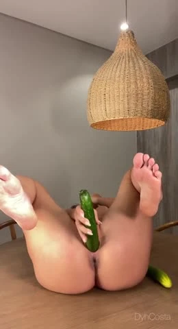 Dyh Costa fudendo gostoso anal e buceta com um pepino