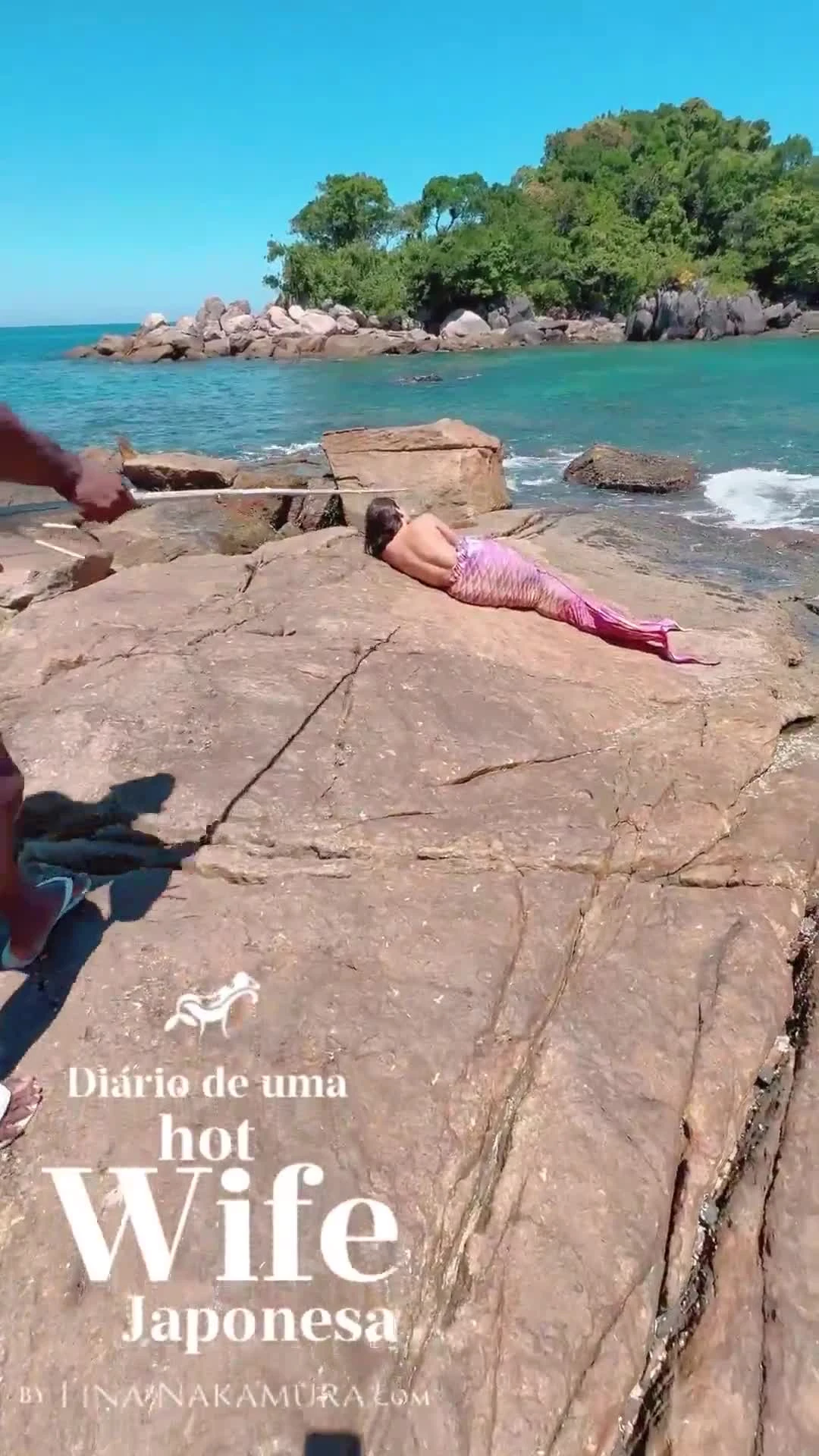 Lina Nakamura fudendo gostoso anal com um cara na praia