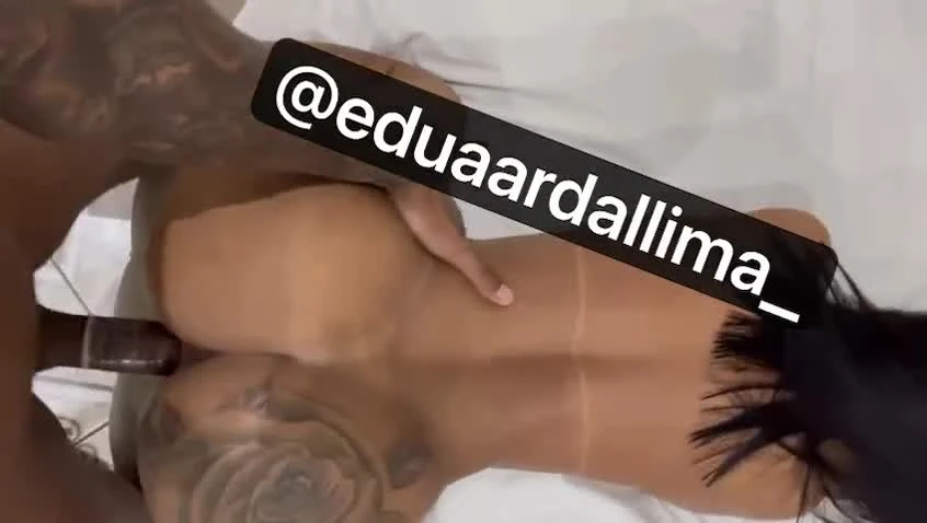 Maria Eduarda está com a bunda arrebitada levando bombadas na xoxota