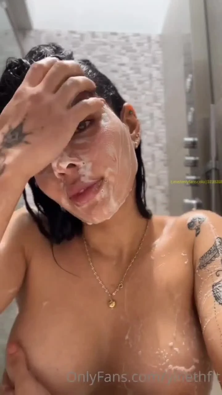 Onlyfans da Yineth Medina, a gata colombiana mostrando tudo durante o banho