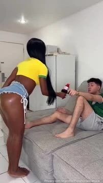 Morena gostosa fudendo gostoso com um cara branco e magro